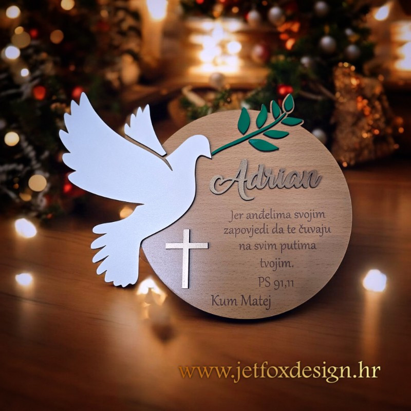 Personalizirana drvena dekoracija s motivom golubice, imenom djeteta i posvetom – savršena za krštenje, krizmu ili pričest.