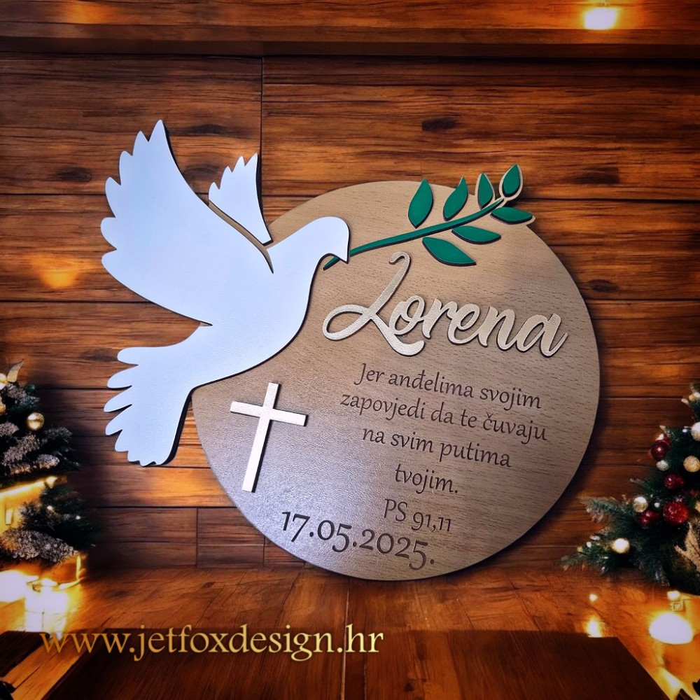 Drvena dekoracija s golubicom i posvetom, ručno izrađena za darivanje uzvanika na sakramentima djece.