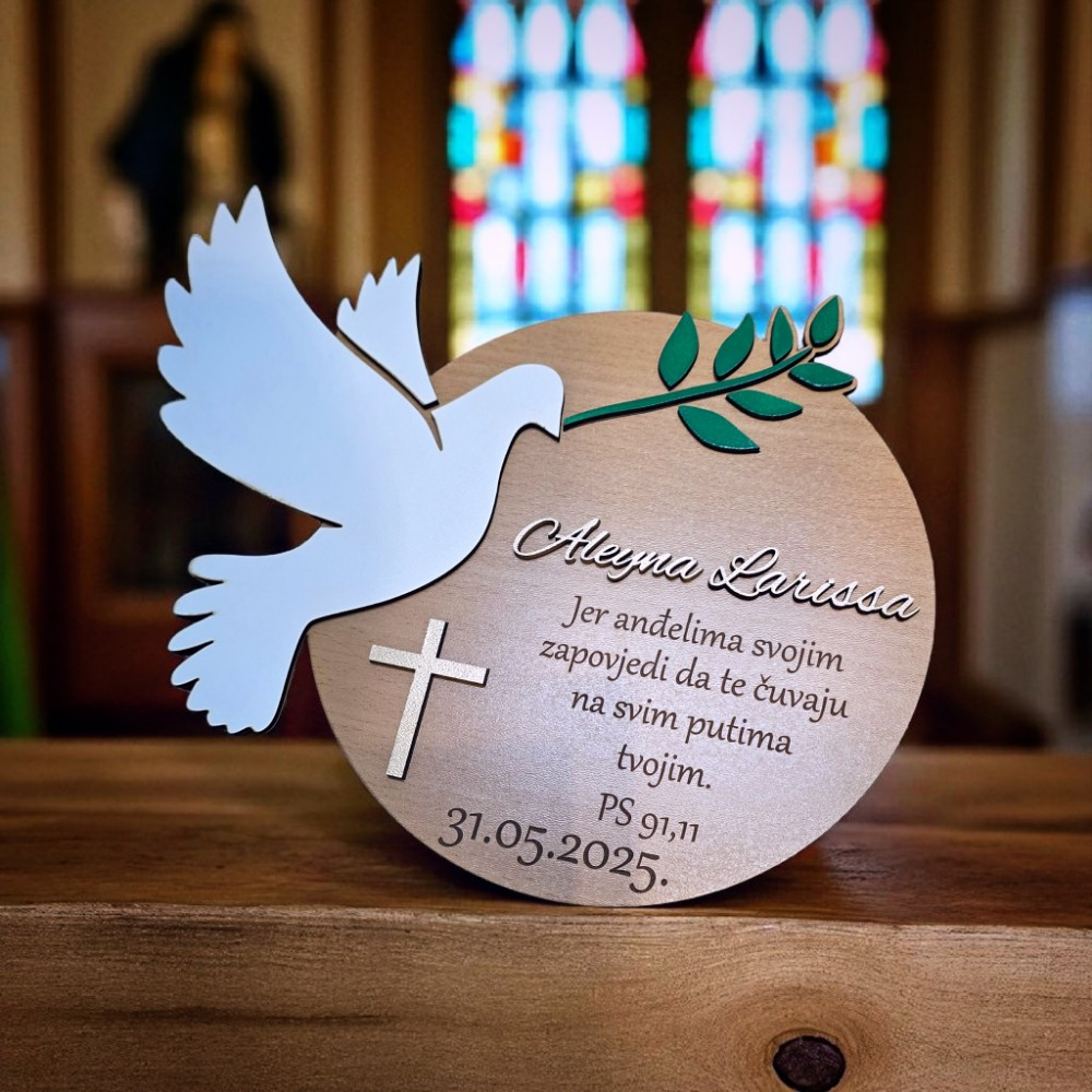 Drvena dekoracija s golubicom i imenom – poklon koji ostaje kao trajna uspomena?
