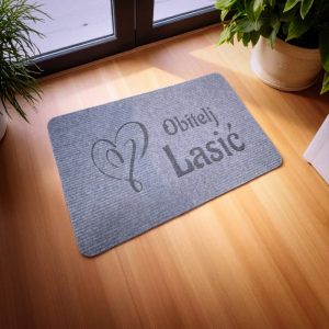 Otirač s motivom srca i ugraviranim prezimenom, savršen kao poklon za useljenje ili obiteljski dom.