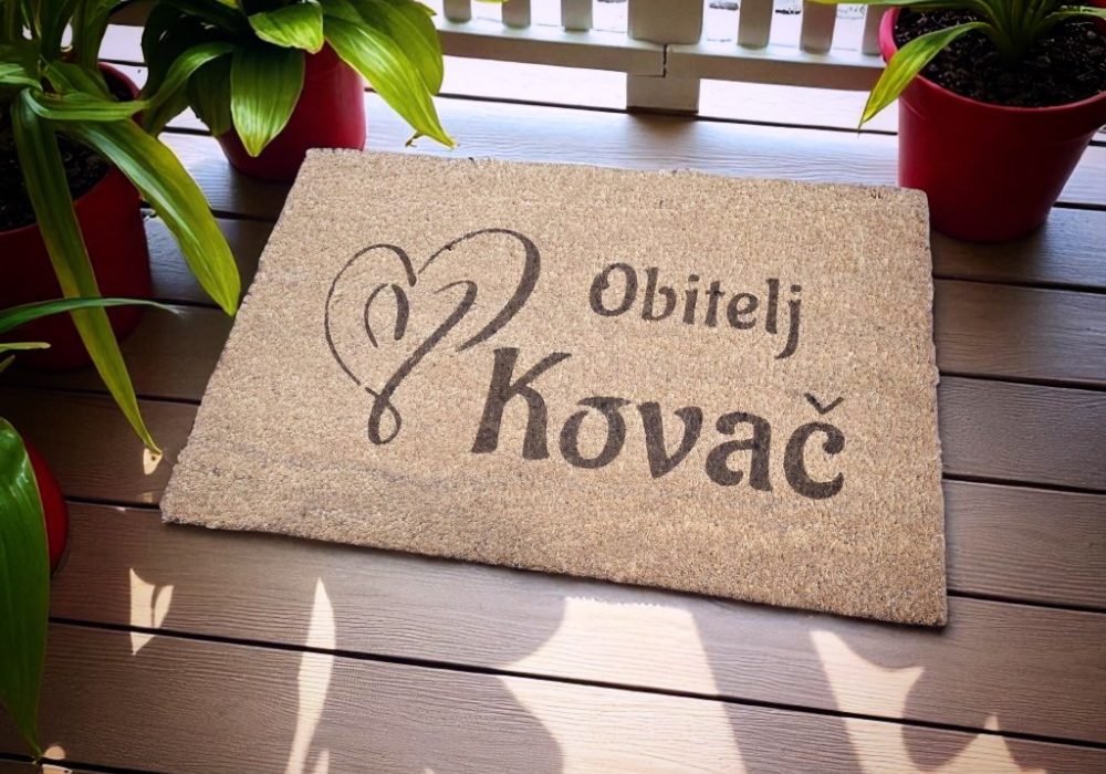 Personalizirani otirač s motivom srca i natpisom "Obitelj [prezime]" – idealan za toplo i gostoljubivo kućno okruženje.
