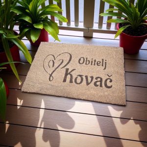 Personalizirani otirač s motivom srca i natpisom "Obitelj [prezime]" – idealan za toplo i gostoljubivo kućno okruženje.