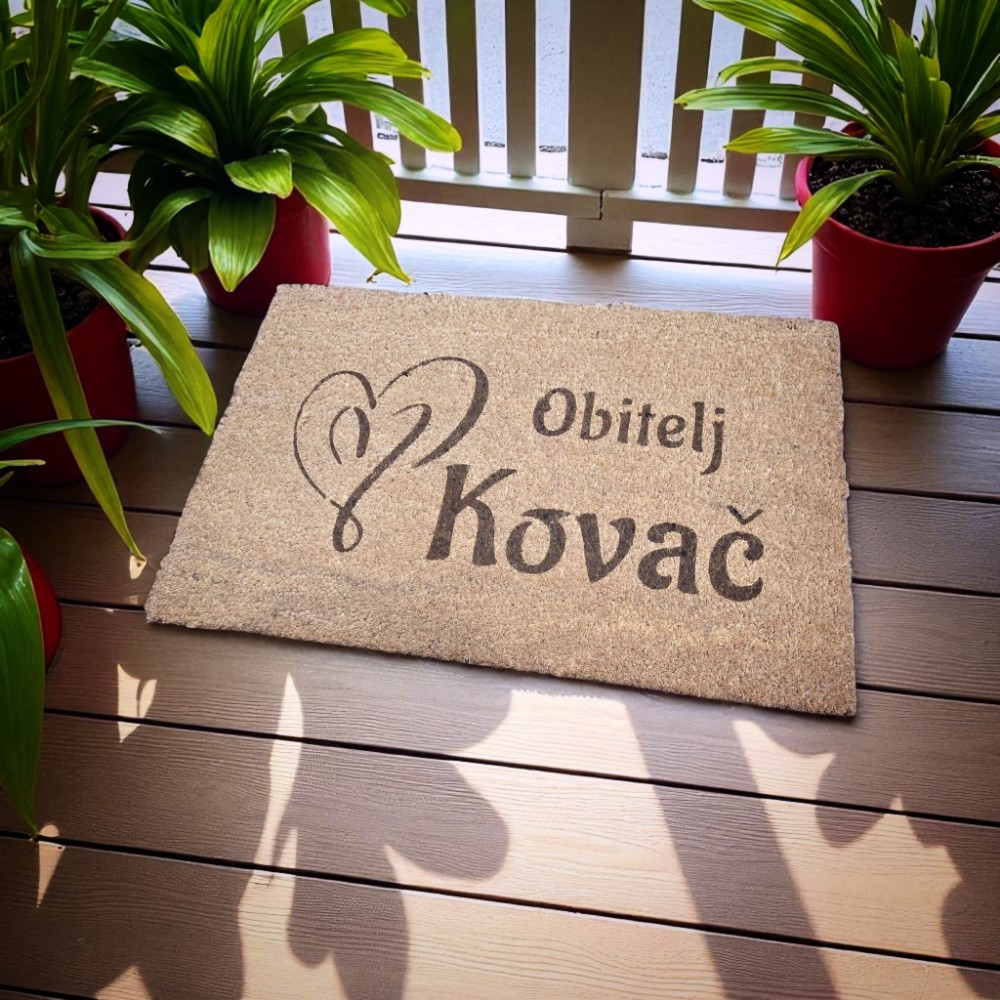 Personalizirani otirač s motivom srca i natpisom "Obitelj [prezime]" – idealan za toplo i gostoljubivo kućno okruženje.