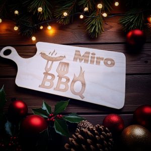 Drvena daska za BBQ s personaliziranim imenom i motivom roštilja – savršena za svakog roštilj majstora.