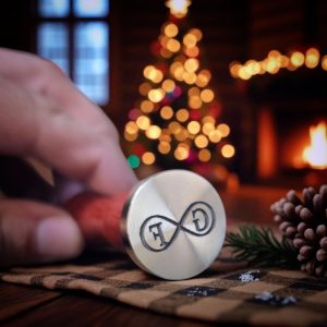 Personalizirani pečat za vosak s ugraviranim inicijalima unutar infinity simbola, savršen za romantične prigode.