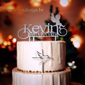 Toper za Svetu potvrdu s imenom i malim anđelom čuvarom na torti – tražite li nježan i simboličan ukras za krizmu?