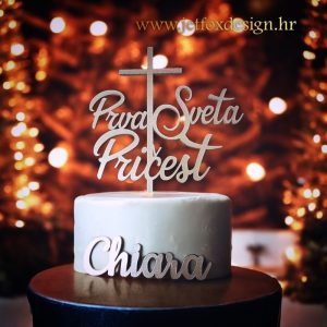 Tortni topper za Prvu svetu pričest s imenom i simbolom križa – boja po izboru: bijela, zlatna, roza i druge.