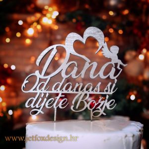 Torta za krštenje ukrašena topperom Od danas si dijete Božje s imenom i motivima anđela i srca – želite li detalj koji nosi snažnu poruku vjere?