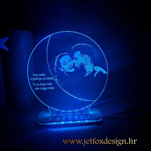 LED lampa s graviranom slikom para, imenima i posvetom, elegantan i emotivan dar za voljenu osobu.