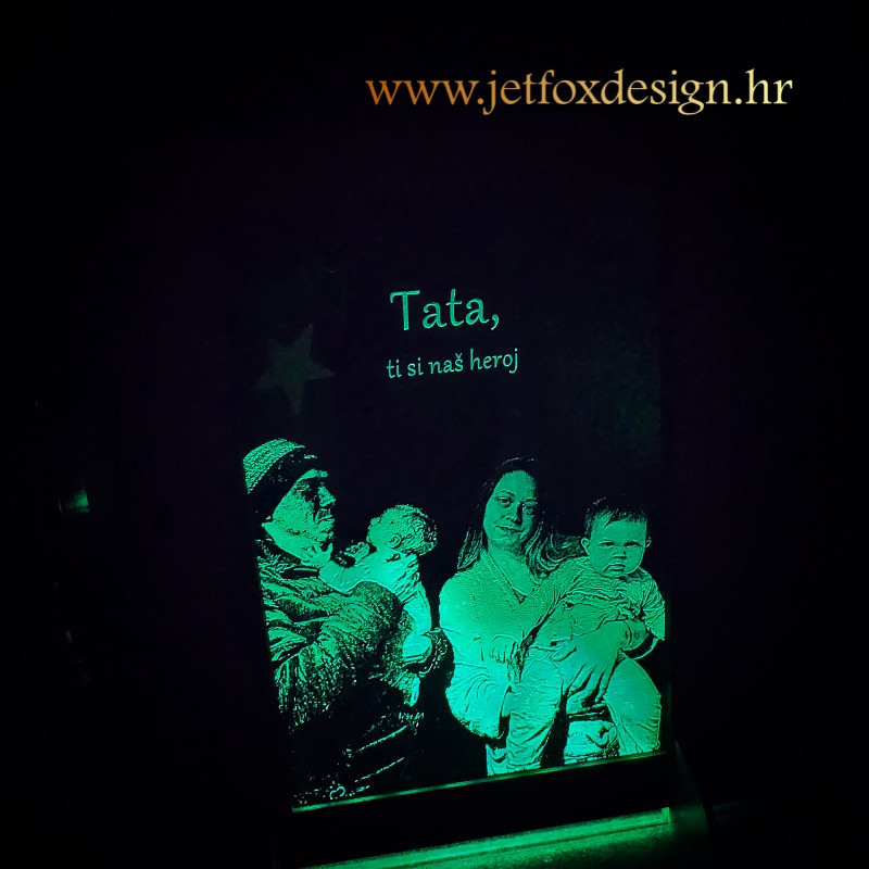 Akrilna lampa u drvenom okviru s imenom i tekstom – tražite li personalizirani poklon s toplim, prirodnim izgledom?