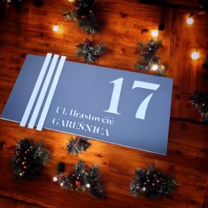 Personalizirani kućni broj s tri istaknute linije koje stvaraju 3D efekt, idealan za moderne objekte.