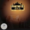 Personalizirana lampa inspirirana igrom Fortnite, koja prikazuje omiljene likove i motive uz ime korisnika. Savršen poklon za sve fanove igre i idealan ukras za dječje sobe.