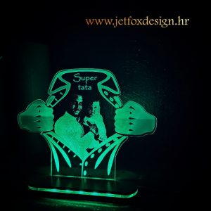 Lampa Super tata s fotografijom i imenima djece – tražite li poseban personalizirani poklon za tatu?