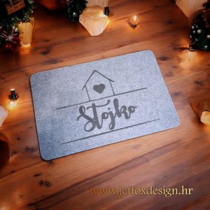 Personalizirani otirač s prezimenom i motivom kućice sa srcem – idealan za obiteljski dom s toplinom.