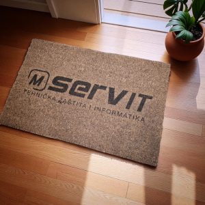 Personalizirani otirač s logotipom firme, izrađen za ulazne prostore poslovnih objekata – profesionalan i praktičan dojam.