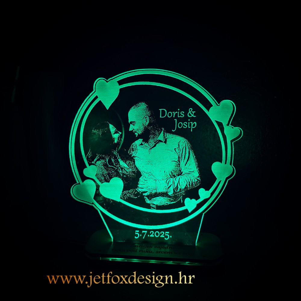 Personalizirana lampa sa srcem i fotografijom po želji, prikazana upaljena kao romantičan poklon za zaljubljene.