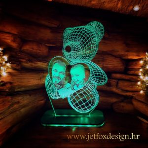 Personalizirana 3D lampa s fotografijom i motivom medvjedića, idealan poklon za rođenje ili prvi rođendan.