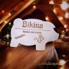 Unikatna drvena daska za posluživanje, personalizirana imenom i natpisom po želji – savršen poklon za kuhinju i posebne prilike.