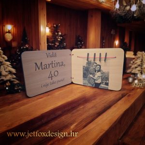 Originalna čestitka s drvenim koricama i prostorom za novac, u obliku knjige s personaliziranom porukom