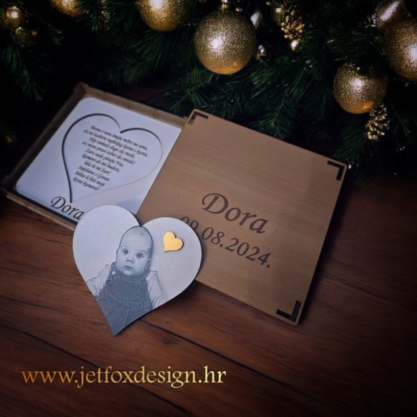 Drveno pitanje u obliku srca s tekstom "Hoćeš li biti moja kuma/kum?". Personaliziran i simboličan poklon za kumstvo na krštenju ili krizmi.