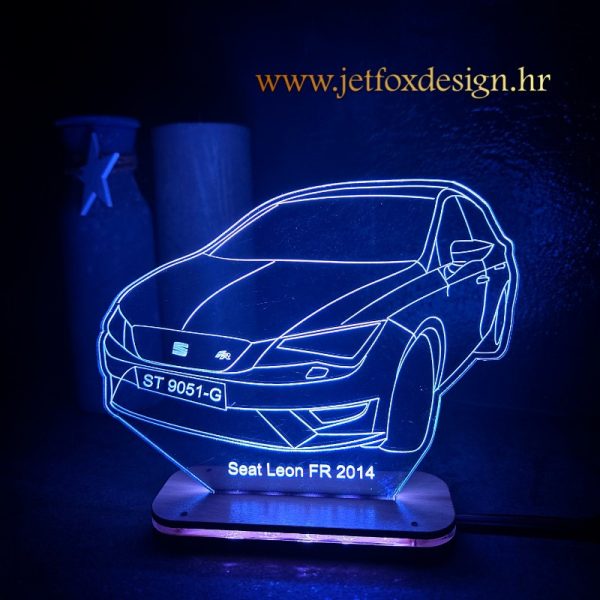 Personalizirana lampa s gravurom vašeg automobila i imenom. Unikatni poklon za ljubitelje automobila i personaliziranih dekoracija.
