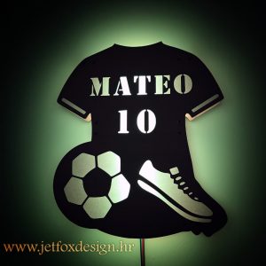 Drvena lampa s imenom djeteta za dječju sobu, stvara toplu i sigurnu večernju atmosferu.