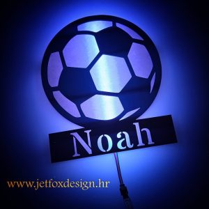 Dekorativna lampa s imenom za dječju sobu, izrađena od drveta, s blagim svjetlom za ugodnu atmosferu.