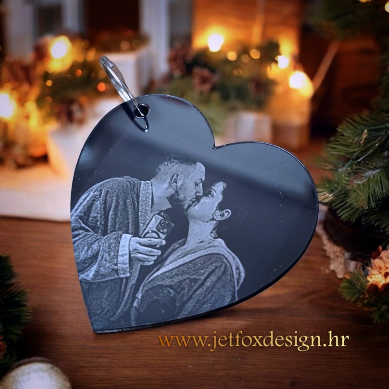 Privjesak u obliku srca od crnog elegantnog akrila s fotografijom – tražite li mali, ali snažan poklon s osobnom pričom?