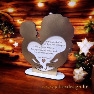 Stolna dekoracija majka s djetetom s imenima i posvetom – tražite li emotivan poklon za majku?