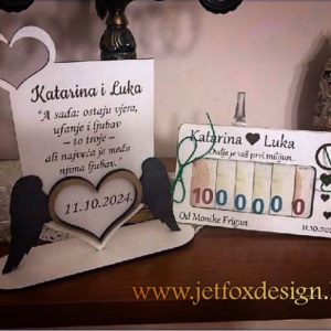 Stolna dekoracija sa srcem i anđelskim krilima za vjenčanje – tražite li poseban i emotivan poklon za mladence?