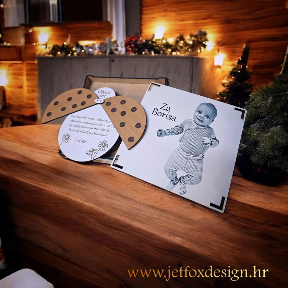 Originalna pitalica za kumstvo u obliku bubamare – krila se otvaraju i otkrivaju skrivenu poruku za buduću kumu.