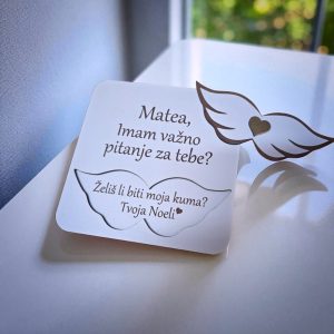 Elegantna drvena čestitka u obliku anđeoskih krila s natpisom "Hoćeš li biti moja krizmena kuma?"