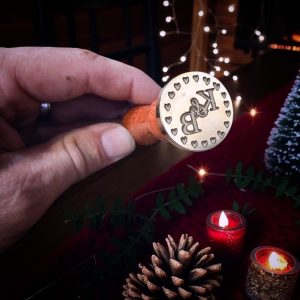 Personalizirani pečat za vosak s motivom srca i ugraviranim inicijalima, savršen za romantične prigode.