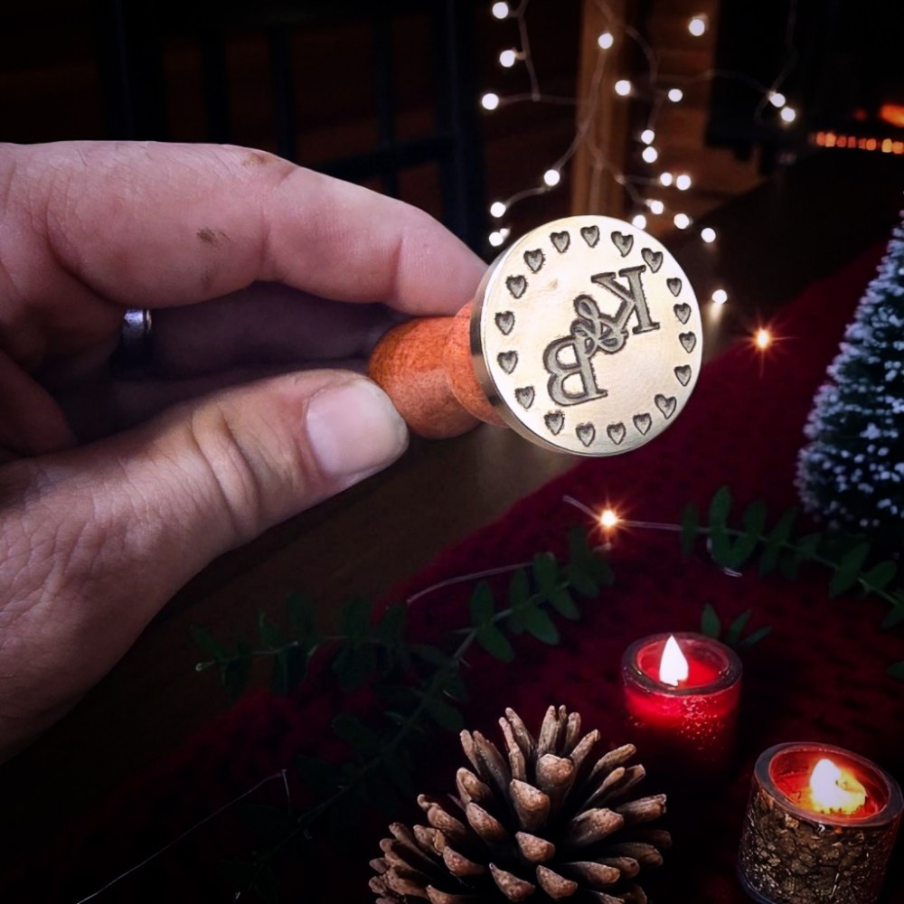Personalizirani pečat za vosak s motivom srca i ugraviranim inicijalima, savršen za romantične prigode.