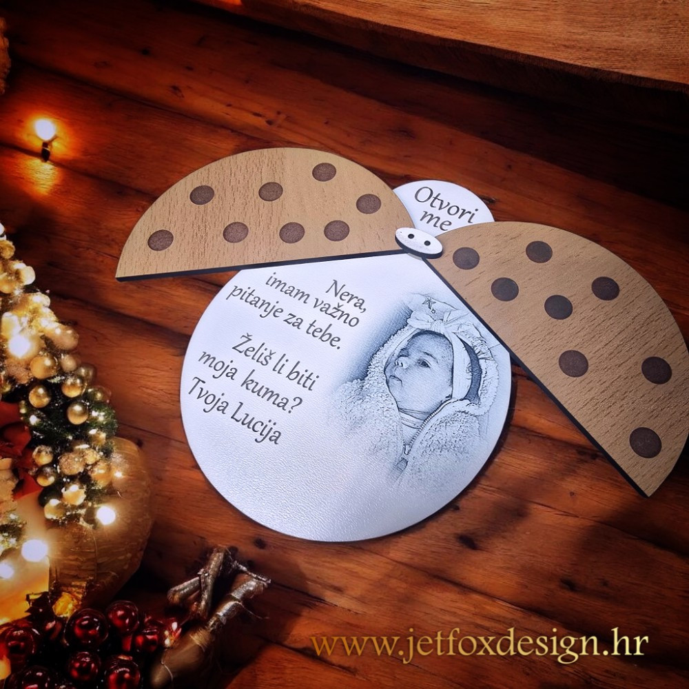 Uniukatna čestitka za putati dragu osobu da ti bude kum ili kuma. kada se krila bubamare otvore otkrivaju sliku djeteta i posebno pitanje. Hoćeš li biti moja kuma?