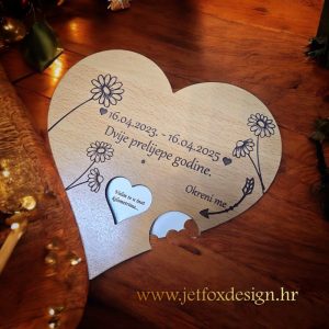 Drvena dekoracija u obliku srca sa skrivenim porukama ispod sloja za grebanje – originalan način za postavljanje posebnog pitanja.