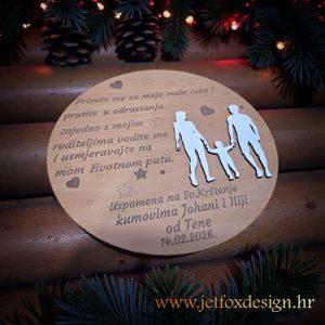 Drvena uspomena za krštenje s gravurom i siluetom obitelji – tražiš poklon za kumove koji ima pravo značenje?