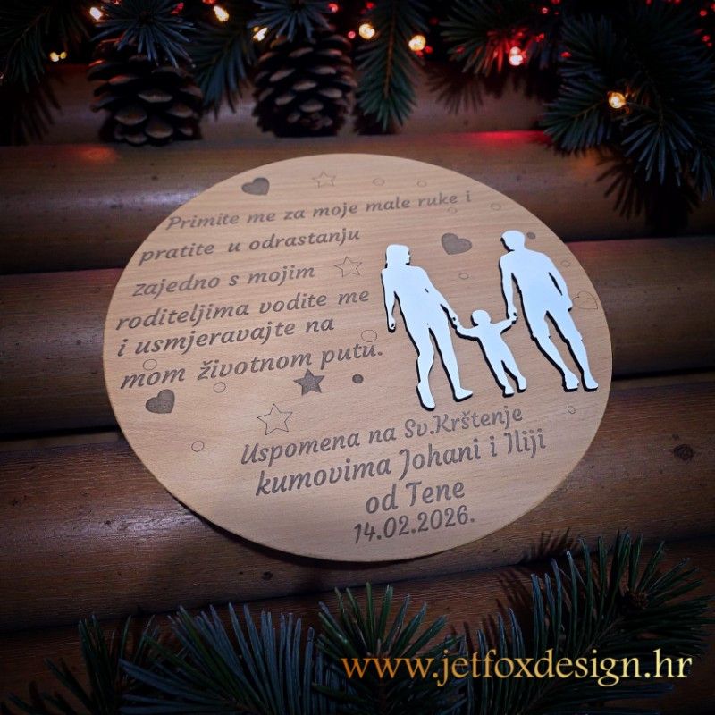 Drvena uspomena za krštenje s gravurom i siluetom obitelji – tražiš poklon za kumove koji ima pravo značenje?