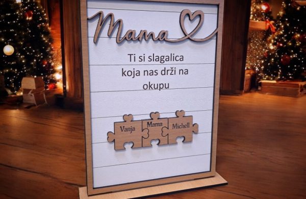 Personalizirana stolna dekoracija s natpisom "Mama, ti si puzla koja nam nedostaje" – unikatni poklon za majku pun ljubavi i emocija.