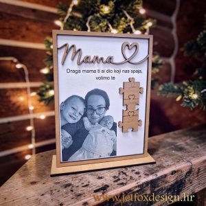 Unikatni okvir za mamu izrađen od drveta s obiteljskom fotografijom i personaliziranim puzzle detaljima. Koji je najbolji poklon za mamu?