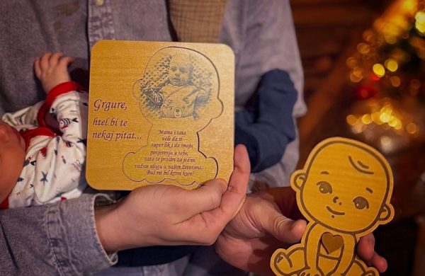 Personalizirana čestitka "Kum je rekao DA" kao jedinstvena uspomena na prihvaćeno kumstvo. Savršen poklon za obilježavanje ovog posebnog trenutka.