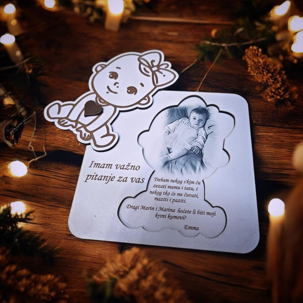 Personalizirana drvena čestitka s likom djevojčice u kutiji, idealna za posebno pitanje budućoj kumi.