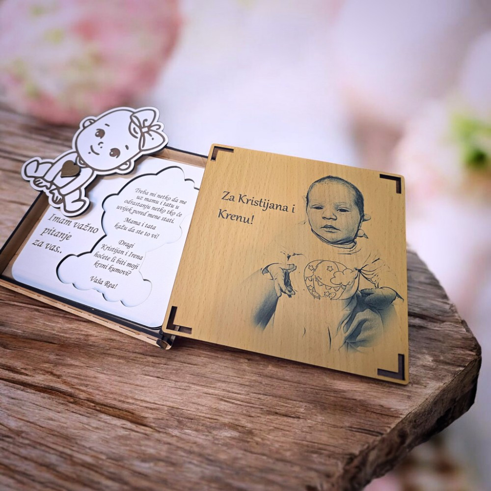 Emotivna čestitka u obliku djevojčice s ugraviranim pitanjem “Hoćeš li biti moja kuma?”, u poklon kutiji.