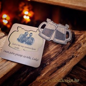 Zabavna drvena pitalica za krizmu s ilustracijom piva i šaljivim pitanjem za kuma.