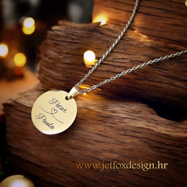 Elegantna personalizirana ogrlica s imenom i motivom srca, laserski gravirana za jedinstveni dodir.