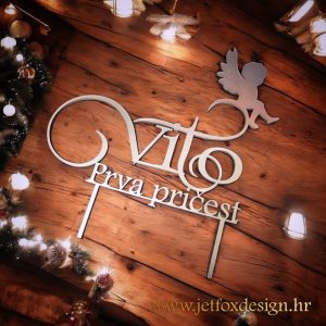 Topper za tortu Prva pričest s imenom i dekoracijom malog anđela – tražite li nježan i simboličan ukras za pričesnu tortu?