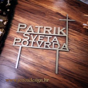 Torta za Svetu potvrdu ukrašena topperom s križem i imenom – želite li detalj koji nosi poruku vjere i duhovne snage?
