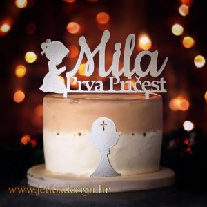 Toper za tortu s motivom curice koja moli, natpisom Prva pričest i imenom – tražite li nježnu i simboličnu dekoraciju za pričesnu tortu?
