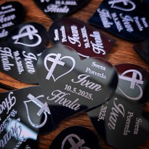 Personalizirana zahvalnica izrađena od akrila, u obliku srca s imenom i porukom zahvalnosti za uzvanike.
