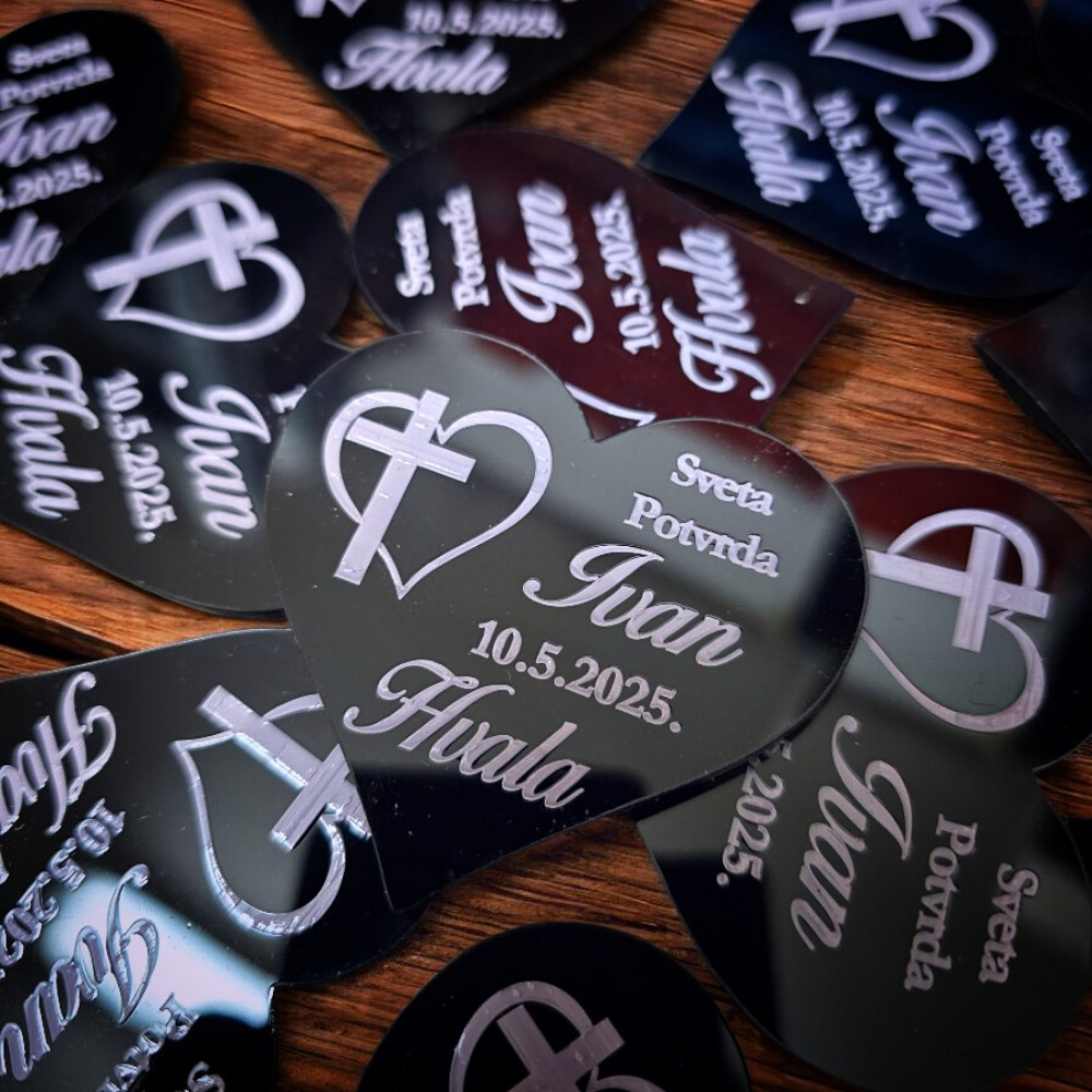 Personalizirana zahvalnica izrađena od akrila, u obliku srca s imenom i porukom zahvalnosti za uzvanike.